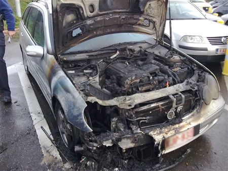 Auto brandt uit op parking