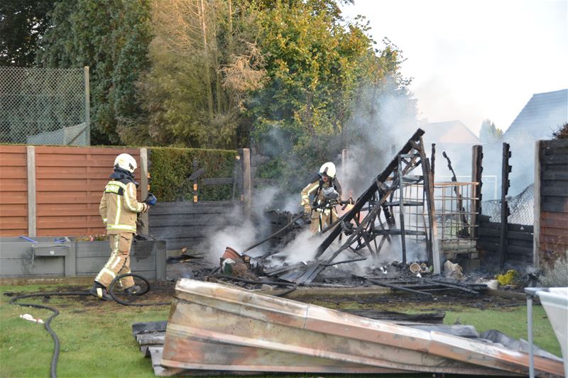 Brand vernielt tuinhuis en deel van een schutting