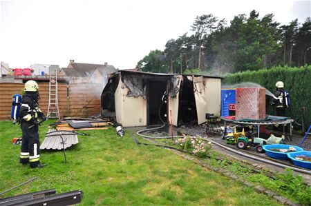 Brand vernielt tuinhuis in Dijkstraat