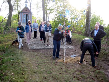 Buurtbewoners Sint-Janskapel planten meiboom