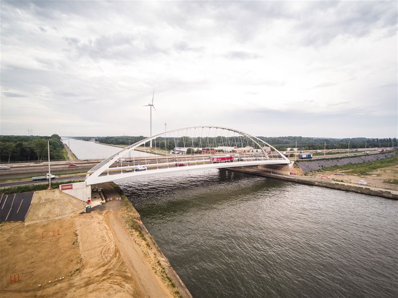 De eerste kanaalbrug gaat donderdag open