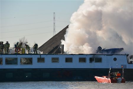 Hevige brand op rondvaartboot in Viversel