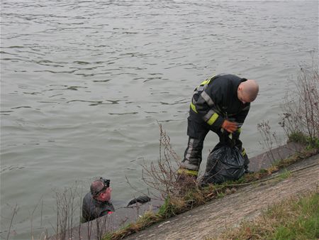 Hulpdiensten redden vuilniszak uit kanaal