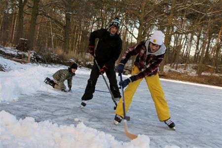 Ijshockey en schaatspret op vijvers