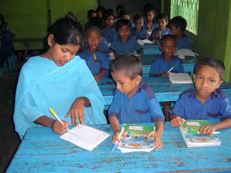 John Joris speelt voor schooltjes in Bangladesh