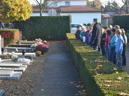 Leerlingen staan stil bij de begraafplaats
