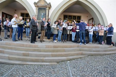 Muziek en oldtimers op de Marktplatz