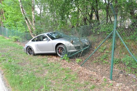 Porsche crasht door omheining