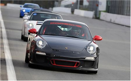 Porsches nemen circuit in