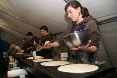 Scouts bakken pannenkoeken voor scouts
