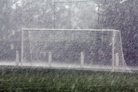Stortregen legt voetbal lam