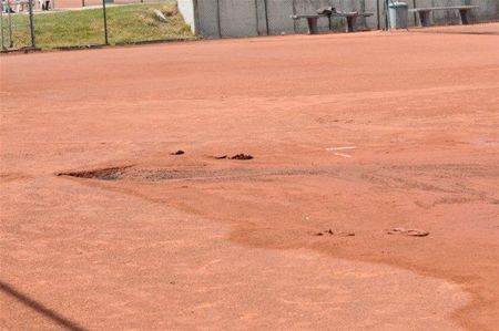 Vandalen vernielen tennisterreinen