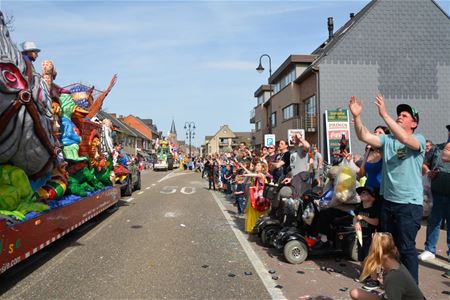 Veel volk en groepen voor zomerse carnavalstoet