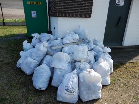 Vele tientallen zakken zwerfvuil verzameld