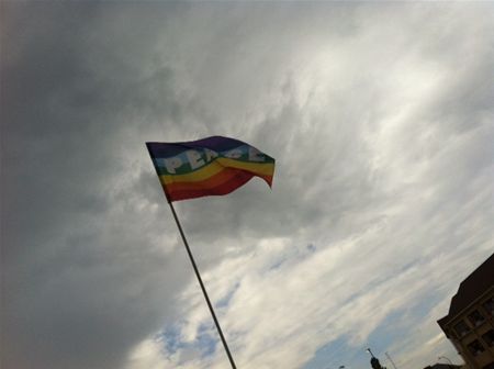 Vredesvlag wappert aan gemeentehuis