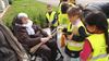 Kleuters helpen bejaarden in Bloemelingentuin