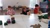 Kinderen leren werken met klei