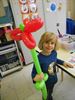 Pipo plooit ballonnen in klas van juf Sara