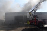 Brand met veel rook in bedrijfshal in Kapelstraat