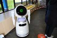 De robot leidt klanten in goede banen