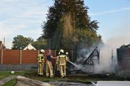 Brand vernielt tuinhuis en deel van een schutting