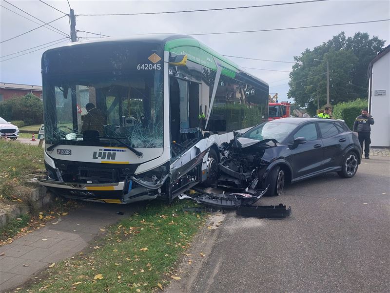 1 gewonde bij botsing tussen auto en lijnbus