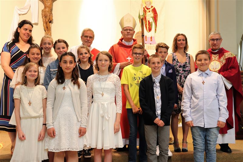 11 kinderen kregen vormsel van bisschop