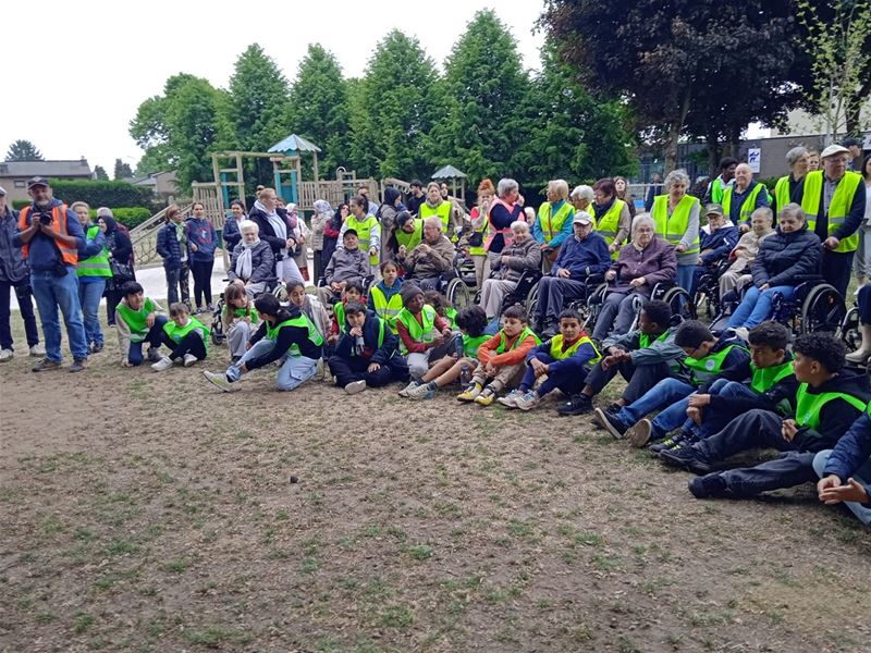 165 wandelaars, jong en oud samen op pad