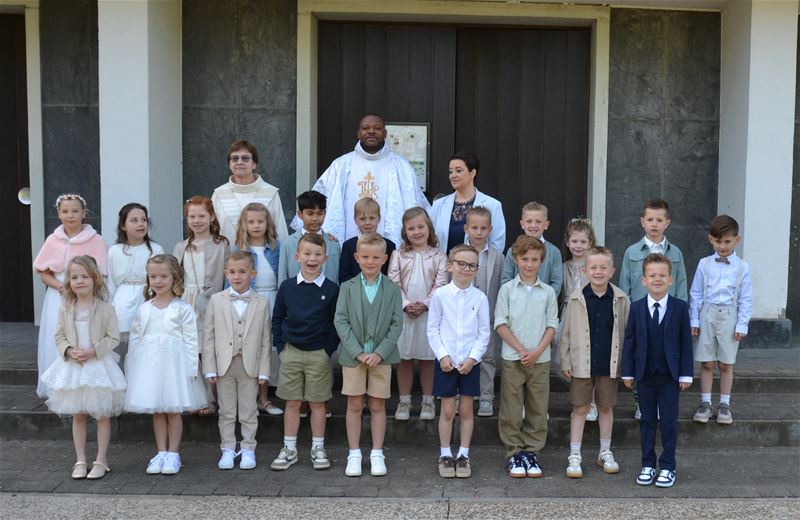 21 eerste communicanten in Boekt