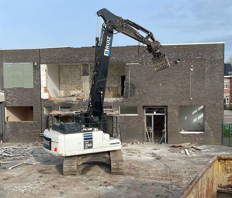 Afbraak schoolgebouw langs Brugstraat is gestart