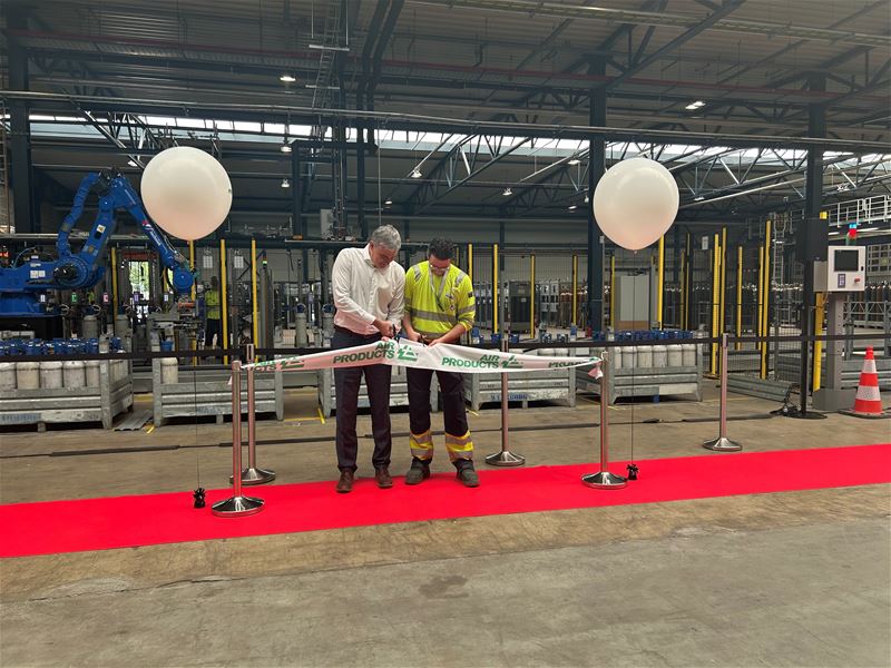 Air Products vult heliumflessen met robottechniek