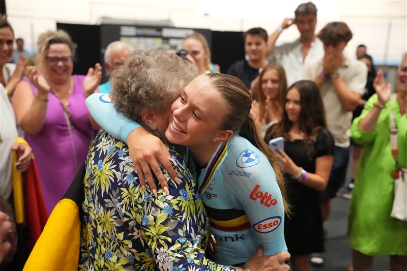 Anna krijgt felicitaties van de overgrootmoeder