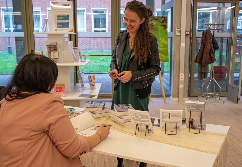 Ant Dea signeerde haar nieuwe boek in de bib