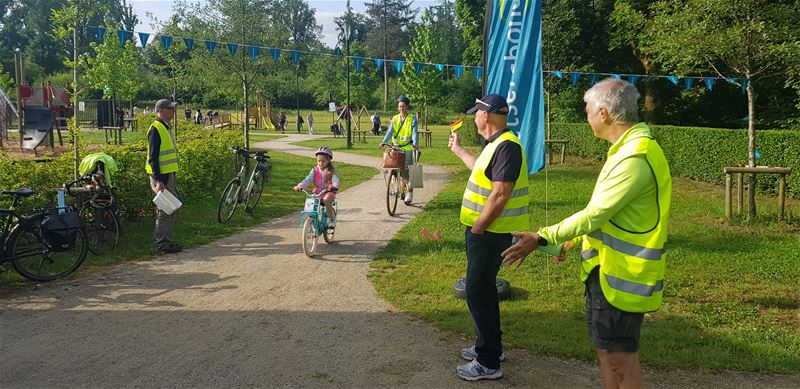 Applaus en koekje voor fietsers aan De Leerplaneet