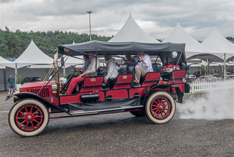 Aston Martin en rijkswachtauto's op Historic GP