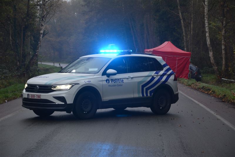 Auto belandt in de gracht, bestuurder is overleden