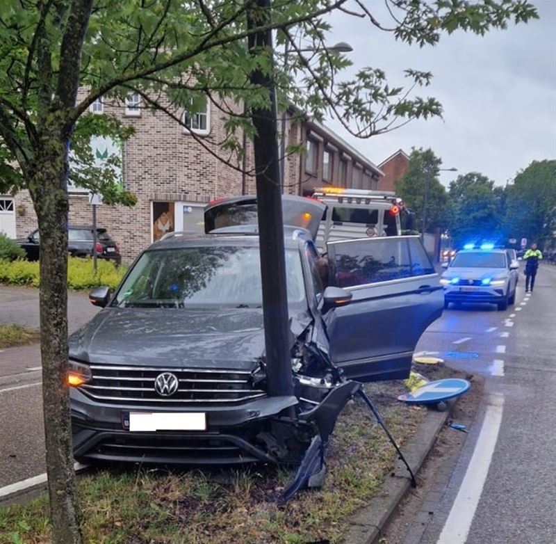 Auto botst tegen boom op Koerselsebaan