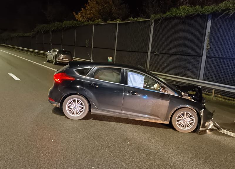 Auto botst tegen vrachtwagen op snelweg