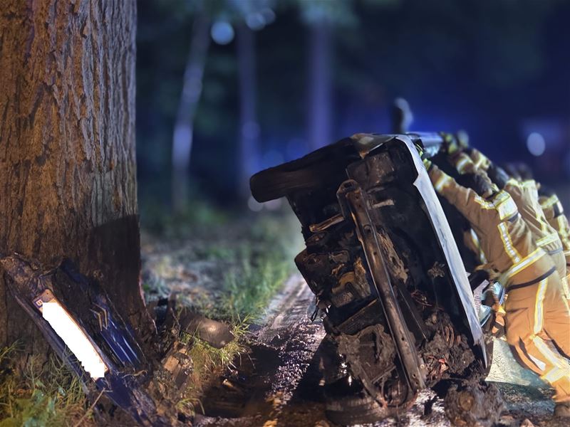Auto crasht en vat vuur, bestuurder gewond