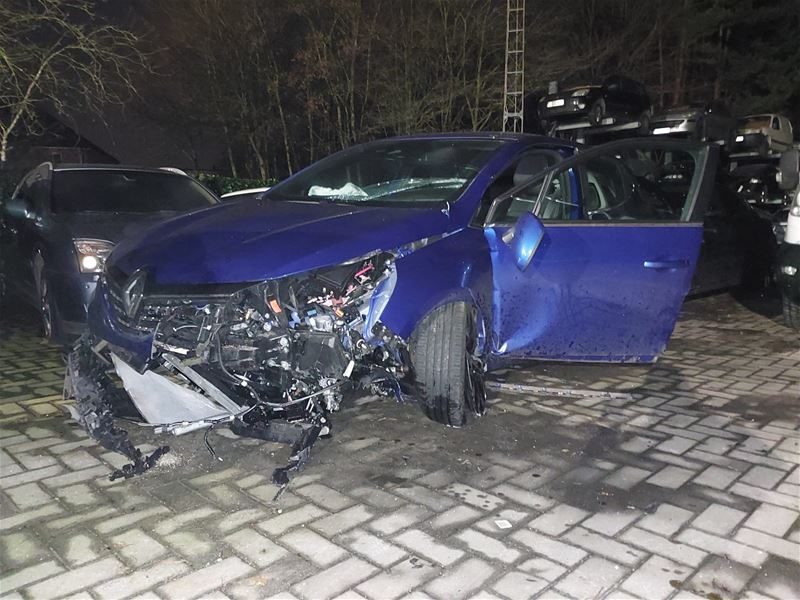 Auto crasht op rotonde in Boekt