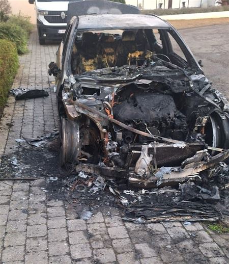 Auto helemaal uitgebrand in de Zwaluwstraat