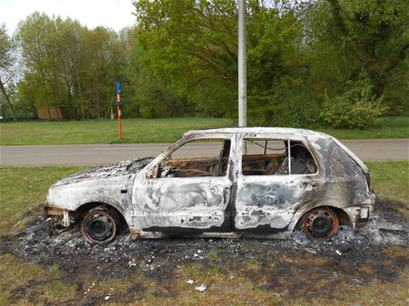 Auto in brand gestoken op Helzold