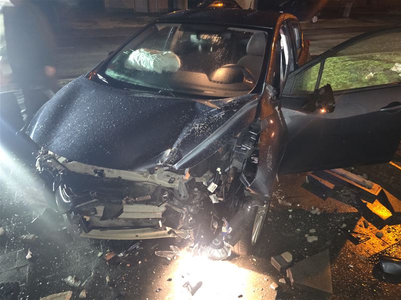 Auto in voortuin in Heuvelstraat