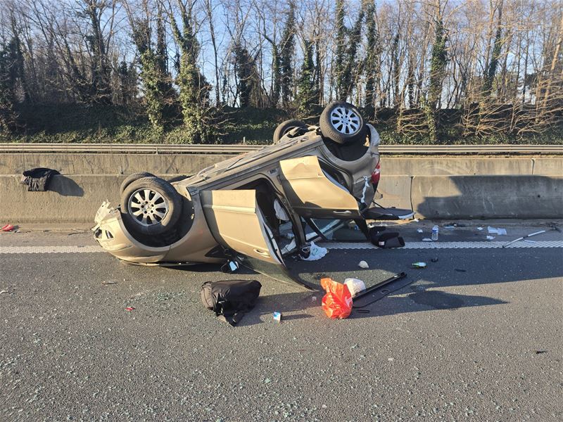 Auto over de kop op E314