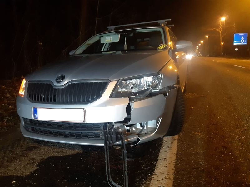 Auto zwaar beschadigd na aanrijding met everzwijn