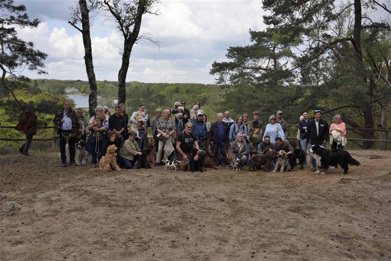 Baasjes en honden wandelden naar De Kluis