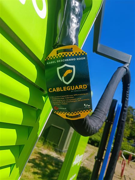 Beveiligde kabels aan snelladers op carpoolparking