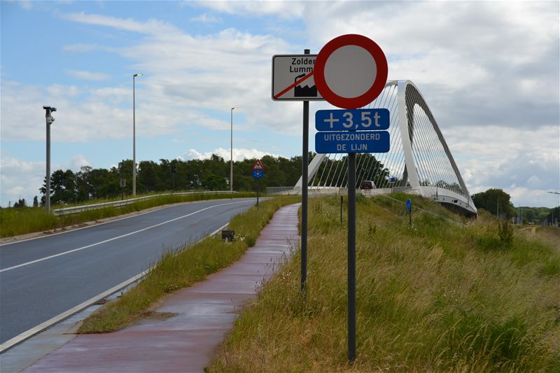 700 boetes voor vrachtwagens op brug Westlaan