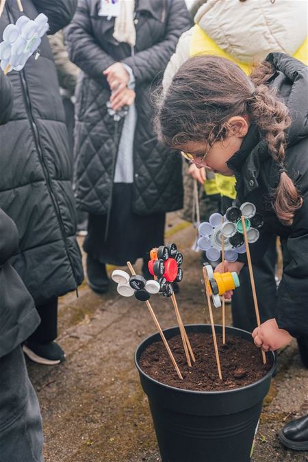 Bloemen tegen sluikstorten zijn gestolen