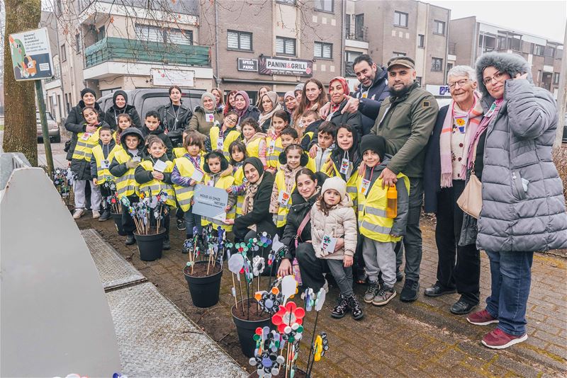 Bloemen uit afvalmateriaal tegen sluikstorten